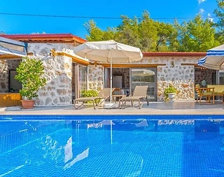 Kaş Yeşilköy'de Yeşillikler İçerisinde, Özel Havuzlu, Konforlu Villa - 1