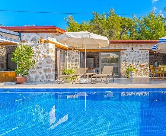Kaş Yeşilköy'de Yeşillikler İçerisinde, Özel Havuzlu, Konforlu Villa - 1